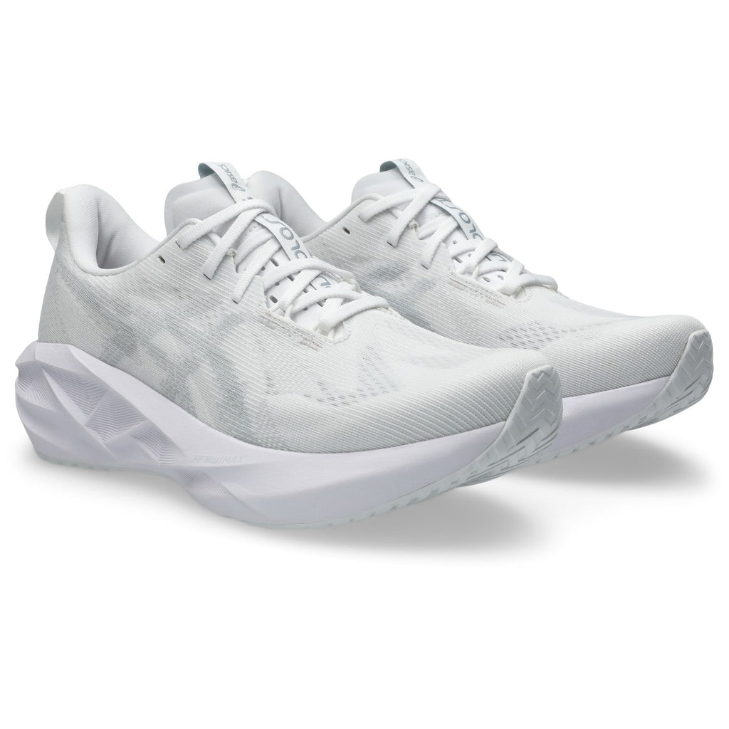 ASICS Novablast 5 Blanc-Gris / White-Piedmont Grey — vue avant extérieure (1011B974-100)