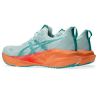 ASICS Novablast 5 Aqua / Orange – paire en vue trois-quarts arrière