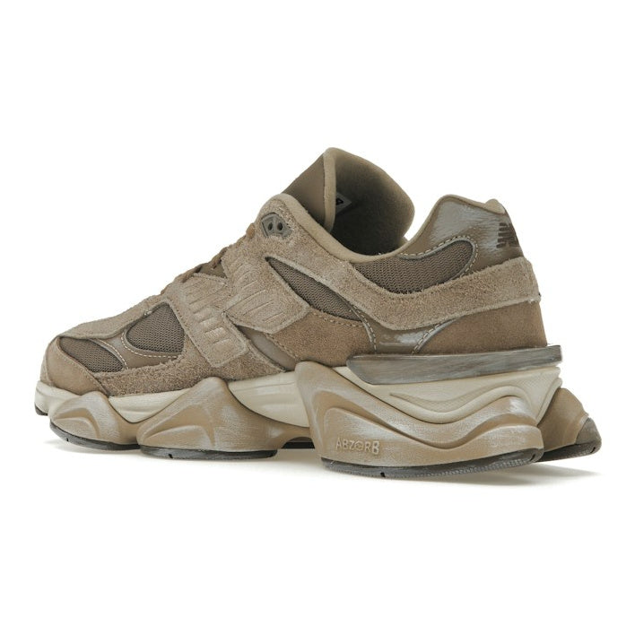 New Balance 9060 unisexe – Taupe / Beige – trois-quarts arrière intérieur